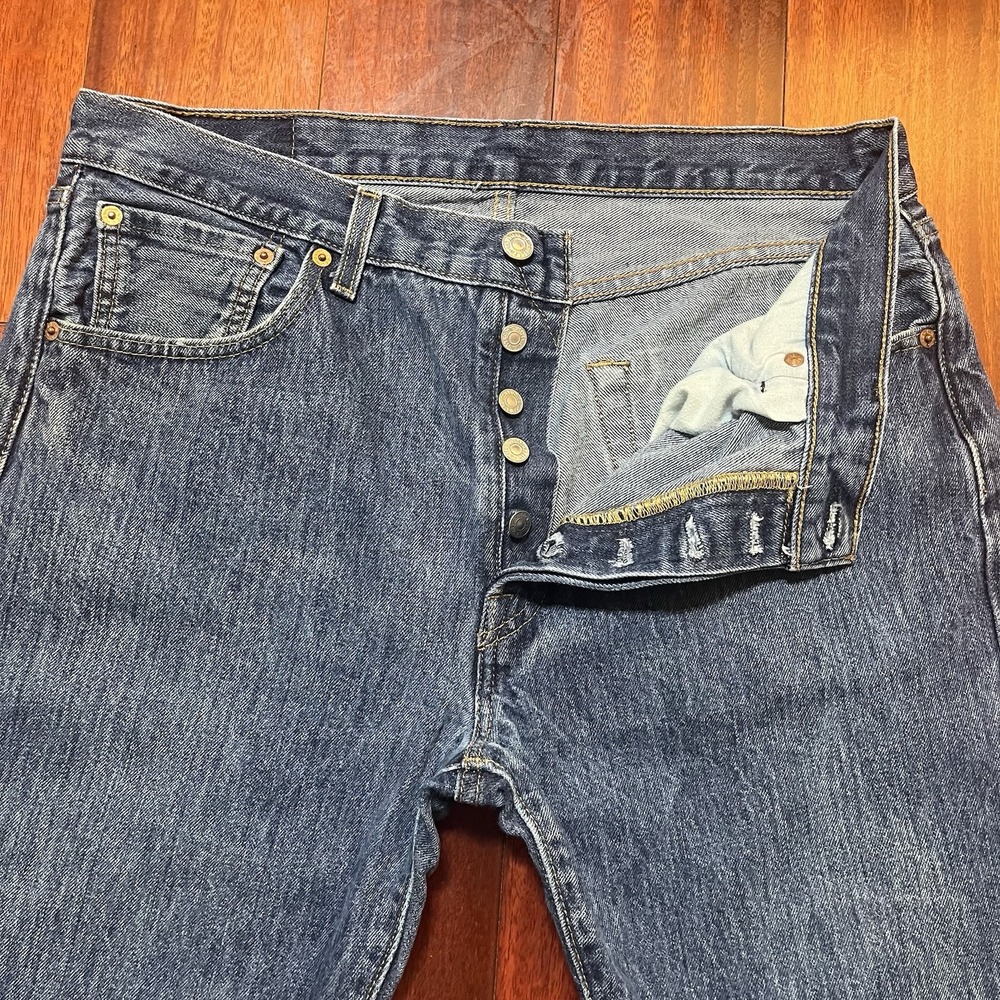 Levis Jeans Mens 34x34 (33x33) 501 Original Straight Blue Medium Wash Button Fly